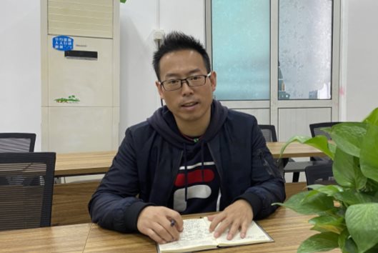 图片包含 桌子, 室内, 男人, 人&#xA;&#xA;描述已自动生成