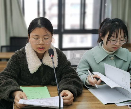 图片包含 人, 桌子, 窗户, 女人&#xA;&#xA;描述已自动生成